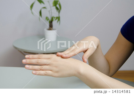 女性　手元　美容　ケア　ローション　コットン　保湿　ビューティー 14314581