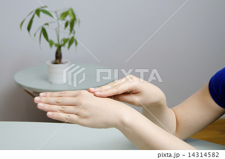 女性　手元　美容　ケア　ローション　コットン　保湿　ビューティー 14314582