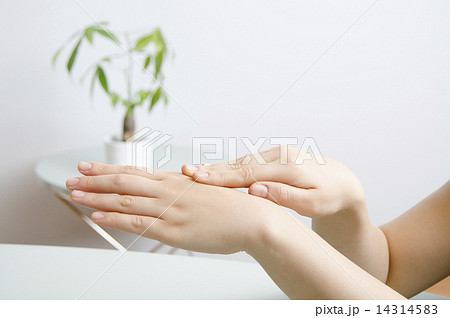 女性　手元　美容　ケア　ローション　コットン　保湿　ビューティー 14314583
