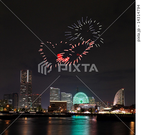 heart sparkle Fireworks celebrating over marina bay in Yokohama heart sparkle Fireworks celebrating over marina bay in Yokohama 14314794