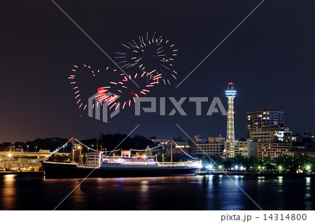 heart Fireworks celebrating over marina bay in Yokohama City heart Fireworks celebrating over marina bay in Yokohama City 14314800
