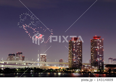 heart sparkle Fireworks celebrating over Odaiba, Tokyo cityscape heart sparkle Fireworks celebrating over Odaiba, Tokyo cityscape 14314809