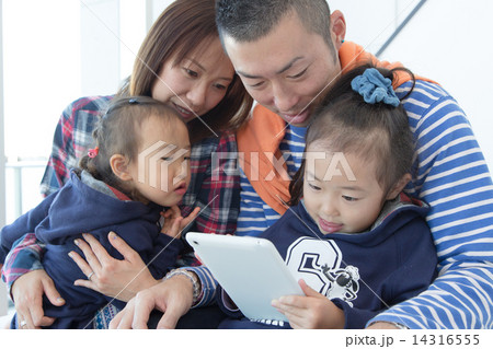 ファミリー　家族　4人　仲良し　タブレット 14316555