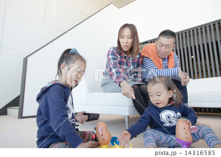 ファミリー　家族　4人　仲良し　遊ぶ 14316585