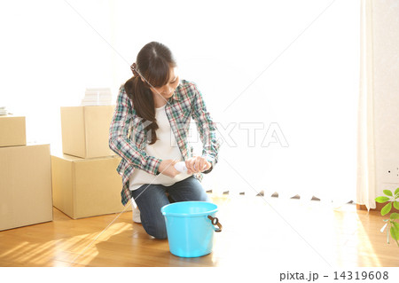 掃除をしている女性 掃除をしている女性 14319608