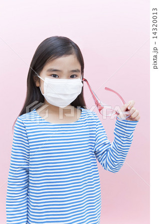 花粉症対策する女の子 14320013