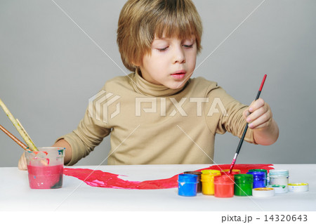 little boy draws with inks on paper paints little boy draws with inks on paper paints 14320643