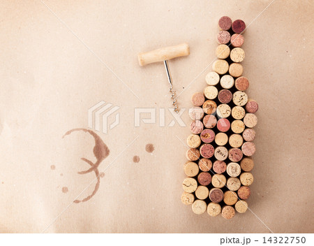 Wine bottle shaped corks and corkscrew 14322750