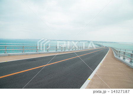 宮古島 伊良部島 沖縄 伊良部大橋 青 海 ドライブ 車 宮古島 伊良部島 沖縄 伊良部大橋 青 海 ドライブ 車 14327187