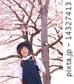 桜背景　笑顔の女の子 14327413