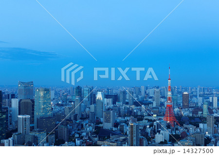 ライトアップの東京タワーと大都会の夕景 ライトアップの東京タワーと大都会の夕景 14327500