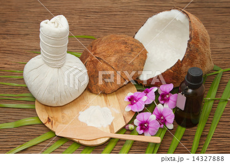 Set of spa and body care procedures with coconut ingredients Set of spa and body care procedures with coconut ingredients 14327888