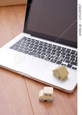 パソコンとおもちゃ パソコンとおもちゃ 14328467