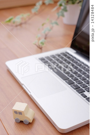 パソコンとおもちゃ パソコンとおもちゃ 14328484