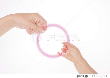 親子の手とリング 14329224