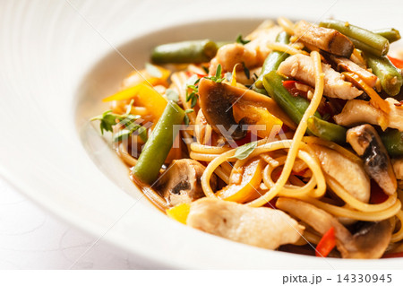 noodles with chicken 14330945