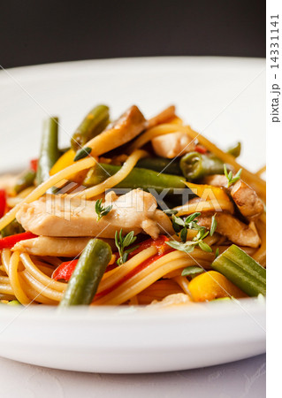 noodles with chicken 14331141