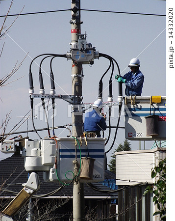 変圧器を電柱に取りつけます 14332020