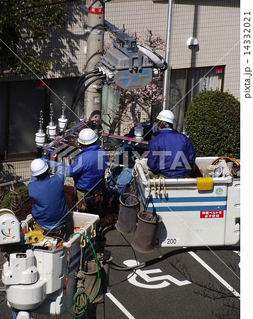 変圧器を電柱に取りつけます 14332021