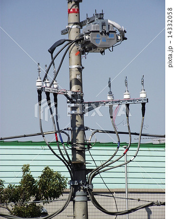 電柱にトランスを設置しています 14332058