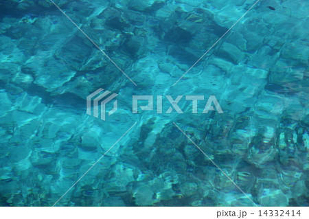 沖縄県　慶良間諸島国立公園　儀志布島　南国　南の島　海　スキューバダイビング　沖縄離島　渡嘉敷島　無人島　沖縄の景色　ケラマ諸島　水面　海遊び　沖縄観光　沖縄ダイビング　ダイビング沖縄　沖縄旅行 14332414