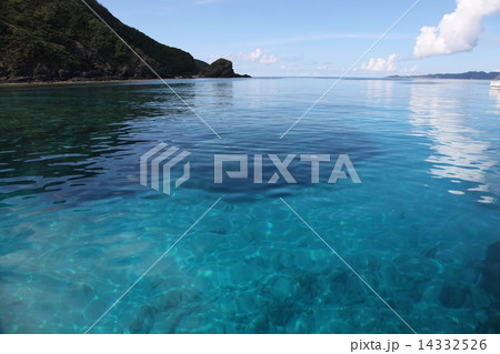 沖縄県　慶良間諸島国立公園　儀志布島　南国　南の島　海　スキューバダイビング　沖縄離島　渡嘉敷島　無人島　沖縄の景色　ケラマ諸島　水面　海遊び　沖縄観光　沖縄ダイビング　ダイビング沖縄　沖縄旅行 14332526