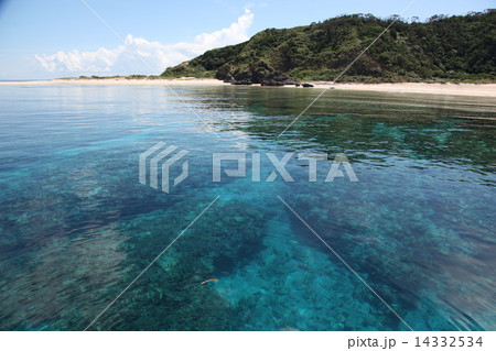 沖縄県　慶良間諸島国立公園　儀志布島　南国　南の島　海　スキューバダイビング　沖縄離島　渡嘉敷島　無人島　沖縄の景色　ケラマ諸島　水面　海遊び　沖縄観光　沖縄ダイビング　ダイビング沖縄　沖縄旅行 14332534