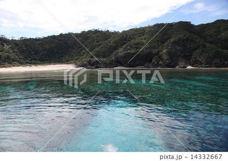 沖縄県　慶良間諸島国立公園　儀志布島　南国　南の島　海　スキューバダイビング　沖縄離島　渡嘉敷島　無人島　沖縄の景色　ケラマ諸島　水面　海遊び　沖縄観光　沖縄ダイビング　ダイビング沖縄　沖縄旅行 14332667