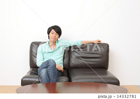 ソファーに座る男性の写真素材