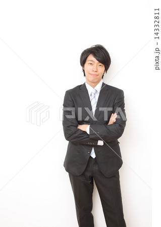 腕を組む社会人 14332811