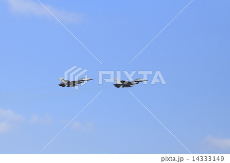 f16 falcon fighter jet flying on blue sky f16 falcon fighter jet flying on blue sky 14333149