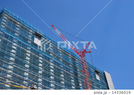 建設中のマンションとクレーン 14336019