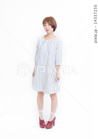 爽やかなワンピースを着た女の子の写真素材