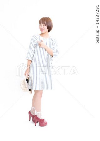 爽やかなワンピースを着た可愛い女の子の写真素材