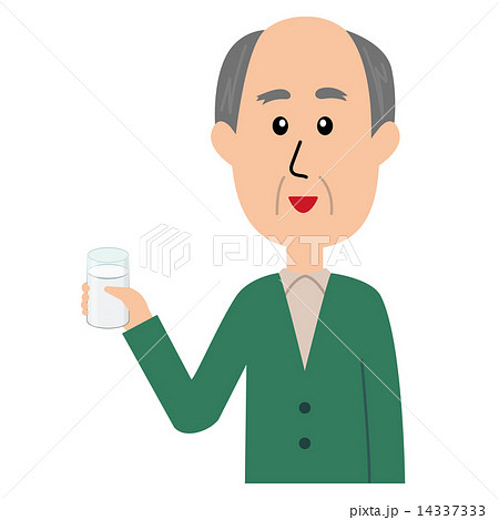 牛乳の入ったグラスを手に持つ年配男性 14337333