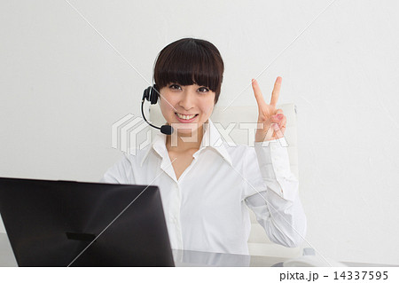 ピースサインをする女性 ピースサインをする女性 14337595