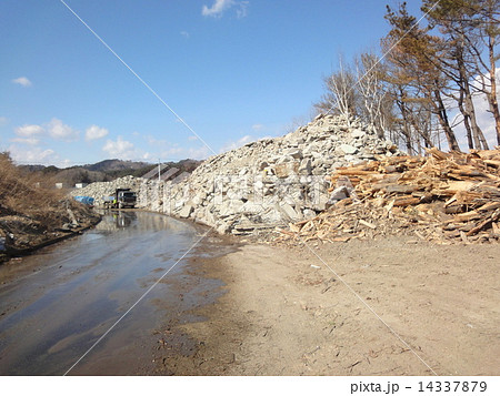 東日本大震災の瓦礫の山 14337879