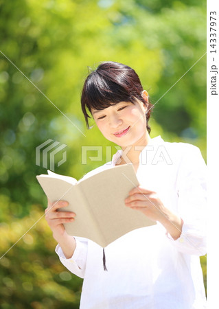 読書・ミドル女性 14337973