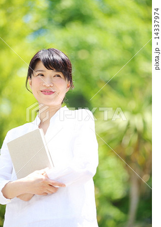 読書・ミドル女性 読書・ミドル女性 14337974