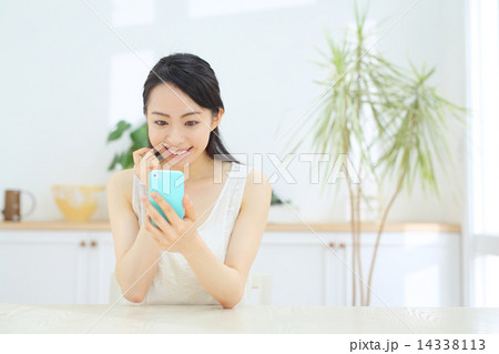 スマートフォン・若い女性 スマートフォン・若い女性 14338113