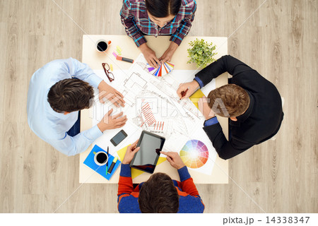 Top view table with group of creative people 14338347