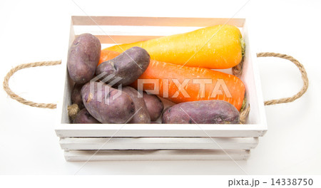 ジャガイモと人参の入ったコンテナ ジャガイモと人参の入ったコンテナ 14338750