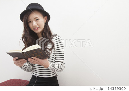 若い女性のポートレート 14339300