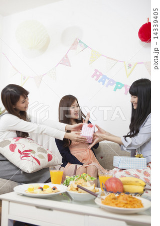 プレゼントを渡す友達 14339405