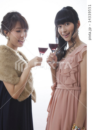 ワインを飲む女性 14339551