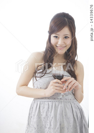 ワインを持つ女性 ワインを持つ女性 14339676
