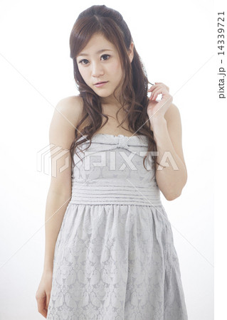 ドレスを着た女性 14339721