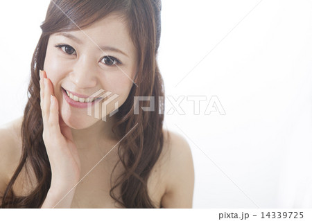 笑顔の女性 14339725