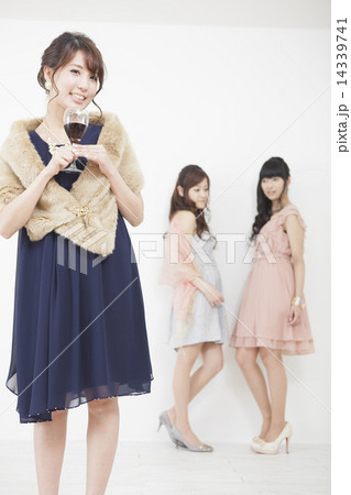 ワインを持つ女性 ワインを持つ女性 14339741