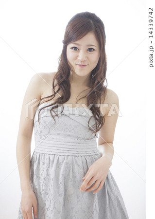 ドレスを着た女性 ドレスを着た女性 14339742